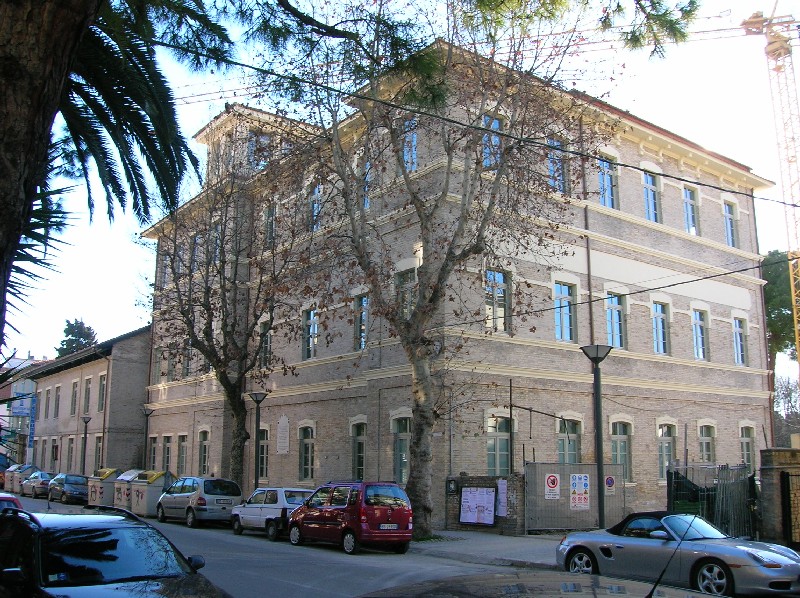 Palazzo Vannicola, sede dell\'Università  Politecnica delle Marche a Porto d\'Ascoli in via Mare